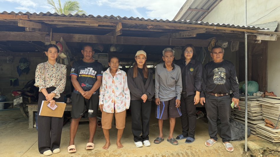 นางสาววราพร ตั้งธรรม นายกองค์การบริหารส่วนตำบลสามกระทาย ร่วมกับสำนักงานพัฒนาสังคมและความมั่นคงของมนุษย์จังหวัดประจวบคีรีขันธ์ ลงพื้นที่เยี่ยมบ้านคนพิการที่ประสบปัญหาทางสังคมและมีฐานะยากจน ในพื้นที่ตำบลสามกระทาย อำเภอกุยบุรี จังหวัดประจวบคีรีขันธ์