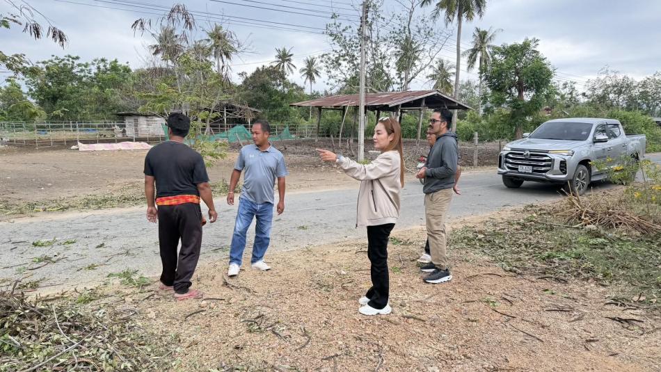 นางสาววราพร ตั้งธรรม นายกองค์การบริหารส่วนตำบลสามกระทาย พร้อมด้วย นายกฤษณา ปรีเปรม รองนายกองค์การบริหารส่วนตำบลสามกระทายลงพื้นที่ดูแลความเรียบร้อยในการตัดต้นไม้ขนาดใหญ่และเก็บกิ่งไม้ที่รุกล้ำผิวจราจร ตามคำร้องของประชาชน