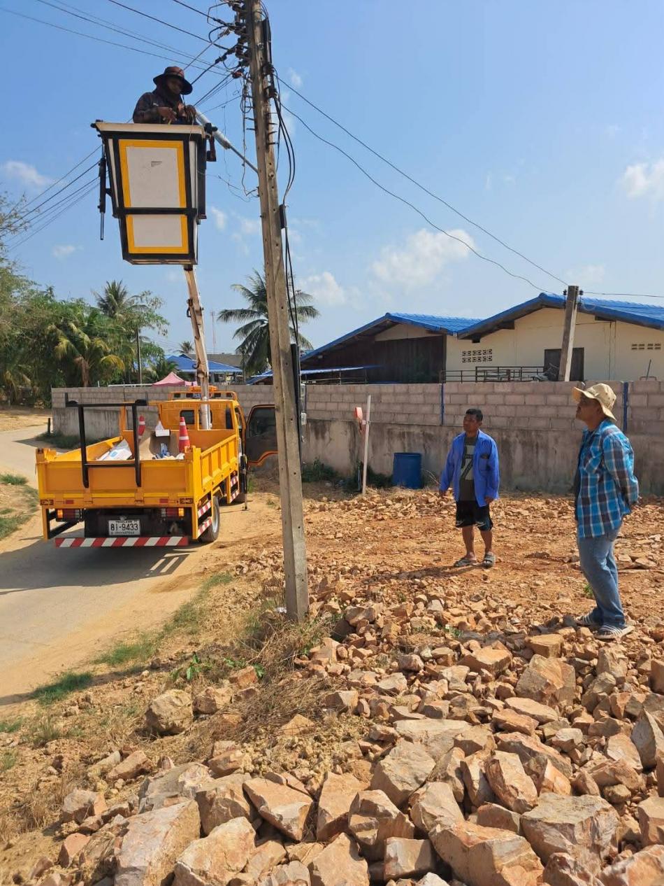 ดำเนินการซ่อมแซมไฟฟ้าสาธารณประโยชน์ในพื้นที่ตำบลสามกระทาย เพื่อเพิ่มความปลอดภัยในการสัญจรยามค่ำคืน ลดความเสี่ยงอุบัติเหตุและอาชญากรรม ตลอดจนยกระดับคุณภาพชีวิตและอำนวยความสะดวกด้านโครงสร้างพื้นฐานให้แสงสว่างเพียงพอต่อการดำเนินชีวิตและกิจกรรมชุมชน