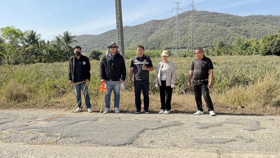 นางสาววราพร  ตั้งธรรม นายกองค์การบริหารส่วนตำบลสามกระทาย พร้อมด้วยผู้ใหญ่บ้านหมู่ที่ 6 และเจ้าหน้าที่กองช่าง ลงพื้นที่ตรวจสอบผิวถนน บริเวณแยกตลาดนัดป่าถล่มตลอดสาย ถึง สะพานคลองชลประทานบ้านวิ่งน้อย