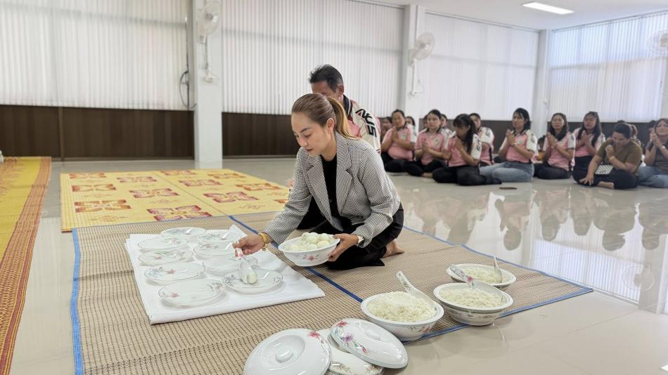 นางสาววราพร ตั้งธรรม นายกองค์การบริหารส่วนตำบลสามกระทาย เป็นประธานจัดพิธีพิธีทำบุญศูนย์พัฒนาเด็กเล็กบ้านป่าถล่ม ซึ่งเป็นการทำบุญประจำปี และวันสำคัญทางศาสนา (วันมาฆบูชา)