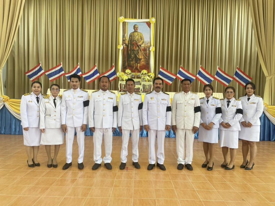 นางสาววราพร ตั้งธรรม นายกอบต.สามกระทาย มอบหมาย นานกฤษณา ปรีเปรม และนายสมศักดิ์ ทองตัน รองนายก อบต.สามกระทาย พร้อมด้วยตัวแทนข้าราชการอบต.สามกระทาย เข้าร่วมพิธีวางพานพุ่มดอกไม้และถวายราชสดุดี เนื่องในวันที่ระลึก“พระบาทสมเด็จพระพุทธยอดฟ้าจุฬาโลกมหาราช และวันที่ระลึกมหาจักรีบรมราชวงศ์” ประจำปี 2569 ณ หอประชุมอำเภอกุยบุรี
