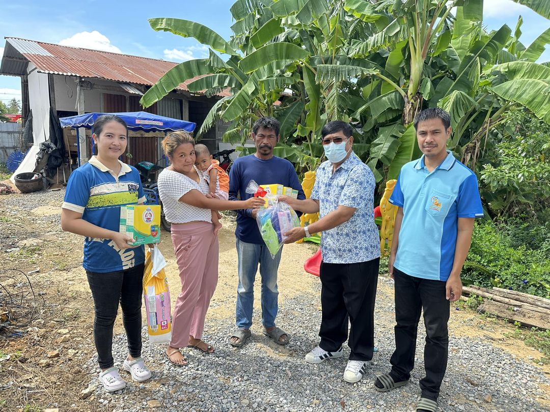ลงพื้นที่มอบนมผง ผ้าอ้อมสำเร็จรูป อุปกรณ์ของใช้เด็กให้แก่ผู้ประสบปัญหาทางสังคม หมู่ 5 บ้านสำโหรง