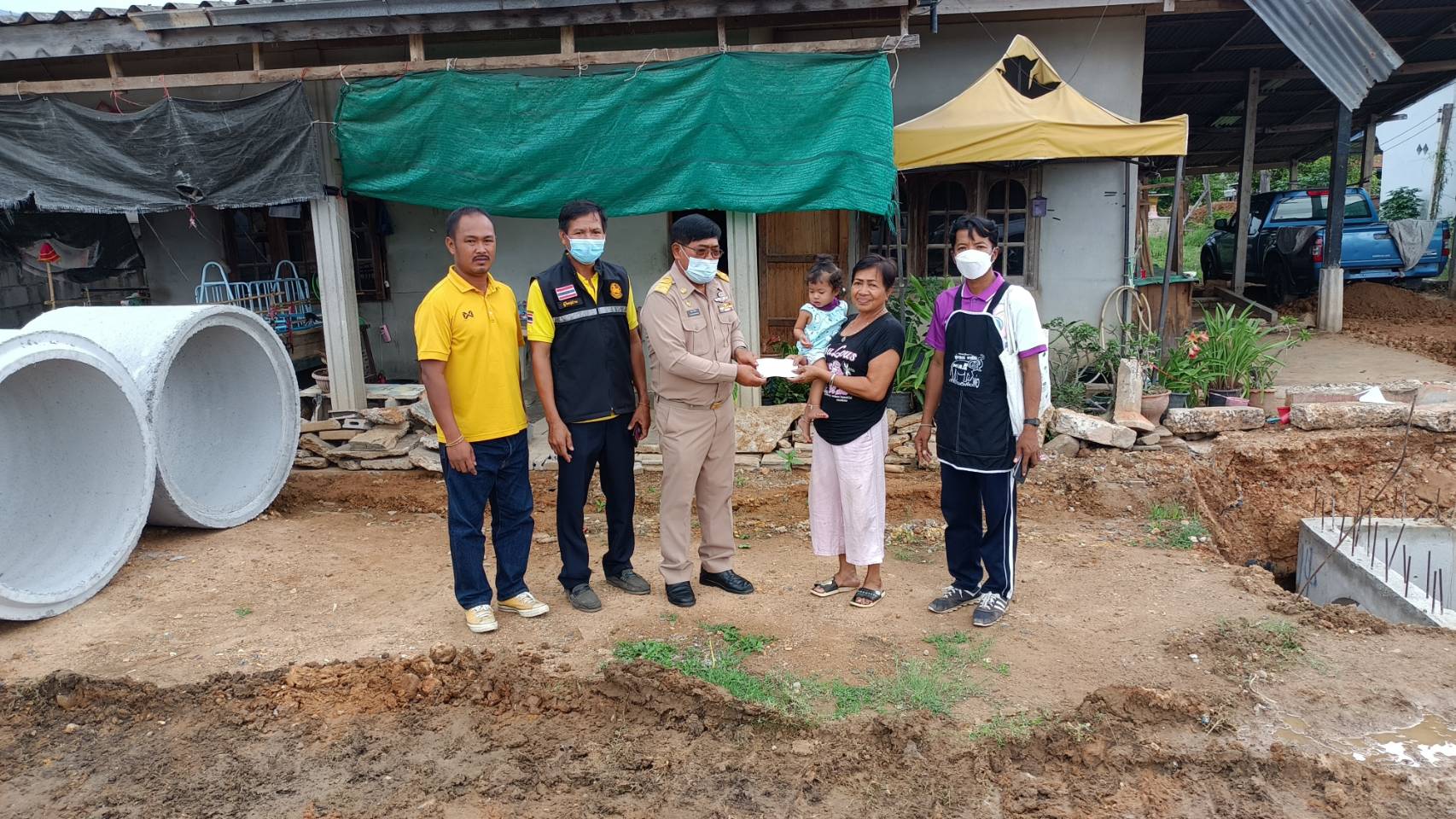 มอบเงินช่วยเหลือให้แก่ราษฎรที่ได้รับวาตภัย บ้านเรือนได้รับความเสียหาย ณ หมู่ 5 บ้านสำโหรง ตำบลสามกระทาย อำเภอกุยบุรี จังหวัดประจวบคีรีขันธ์