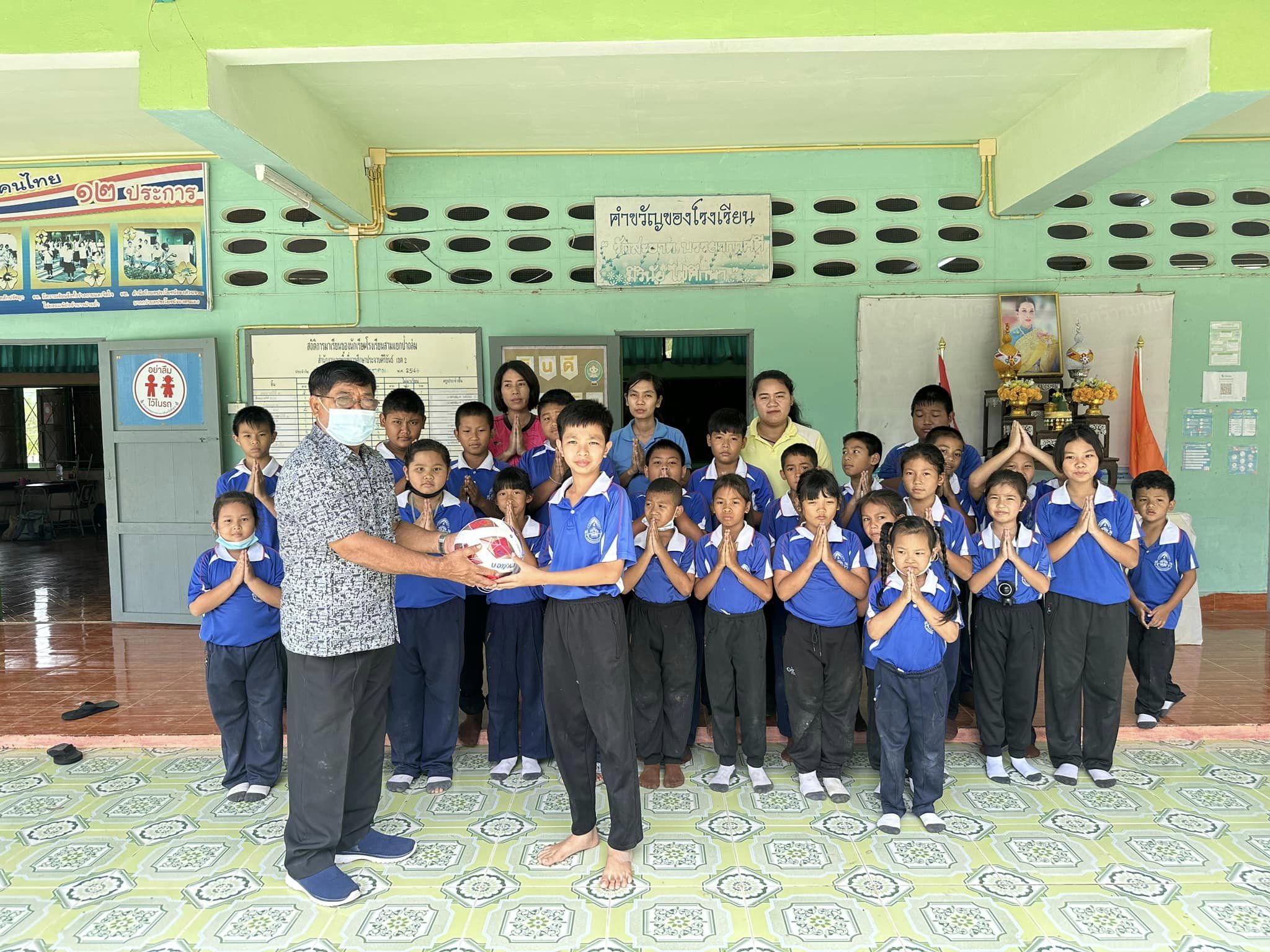 มอบฟุตบอลให้แก่นักเรียนเพื่อใช้ในการจัดการเรียนการสอนและกิจกรรมให้กับนักเรียน