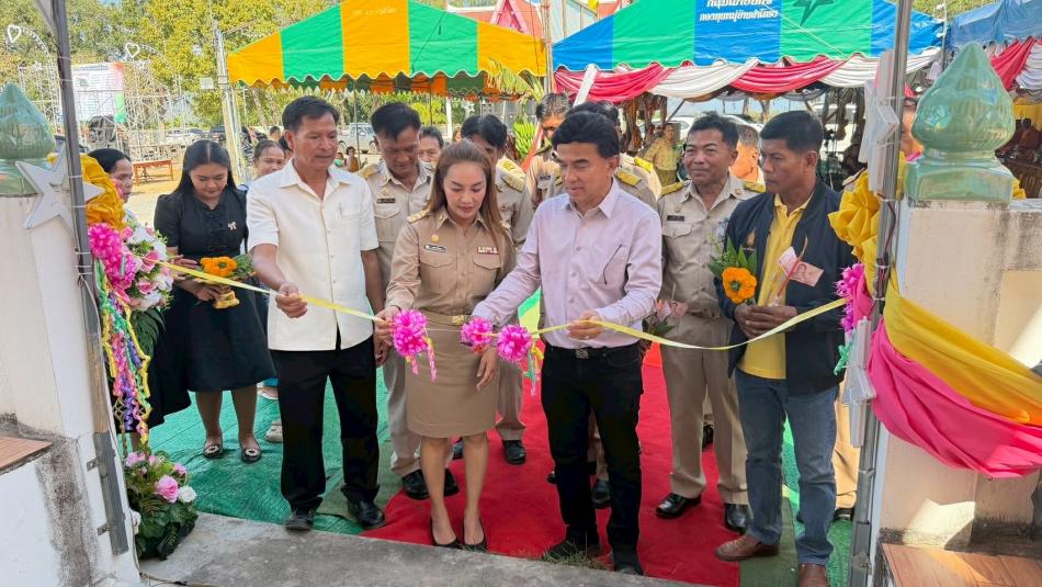 นางสาววราพร ตั้งธรรม นายกองค์การบริหารส่วนตำบลสามกระทาย พร้อมด้วยคณะผู้บริหาร และสมาชิกสภาองค์การบริหารส่วนตำบลสามกระทาย ร่วมพิธีเปิดงานประจำปี ณ วัดสำโหรง ตำบลสามกระทาย อำเภอกุยบุรี จังหวัดประจวบคีรีขันธ์ โดย สจ.สมหมาย แดงโชติ เป็นประธานในพิธีเปิด