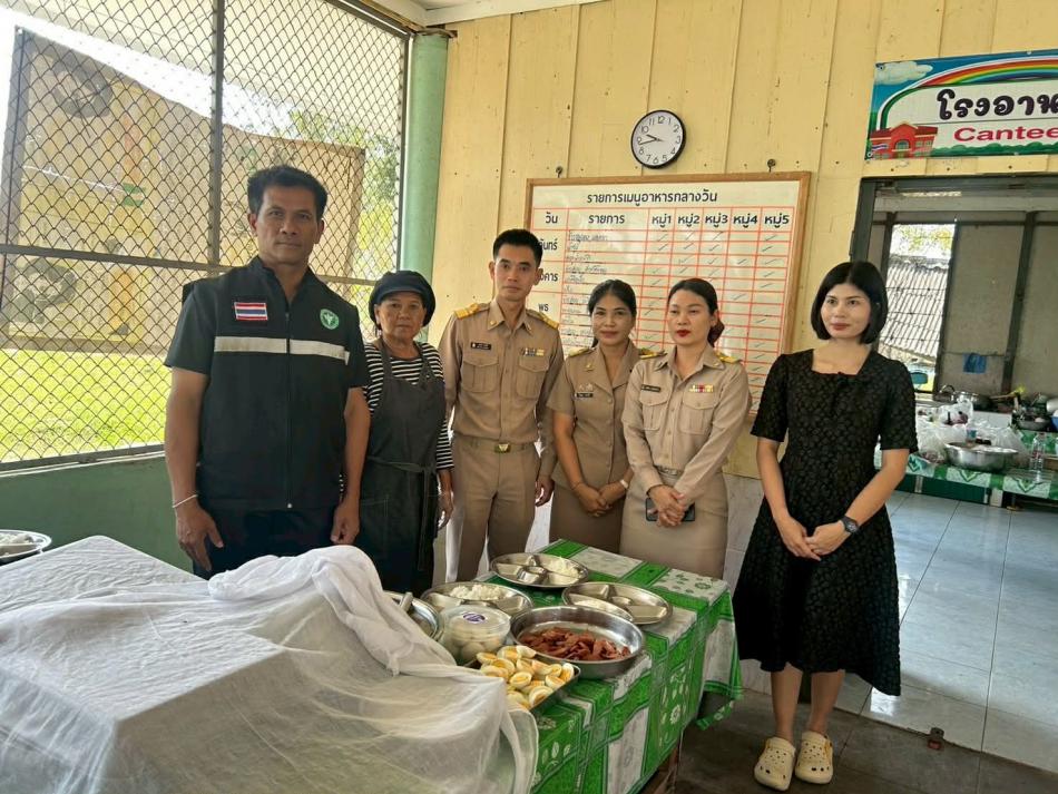 ปลัดองค์การบริหารส่วนตำบลสามกระทาย รักษาราชการแทนนายกองค์การบริหารส่วนตำบลสามกระทาย มอบหมายกองสาธารณสุขและสิ่งแวดล้อม ร่วมกับ รพ.สต.บ้านดอนกลาง ดำเนินการตรวจมาตรฐานสุขาภิบาลอาหารสำหรับโรงอาหารในโรงเรียน ณ โรงเรียนบ้านสำโหรง